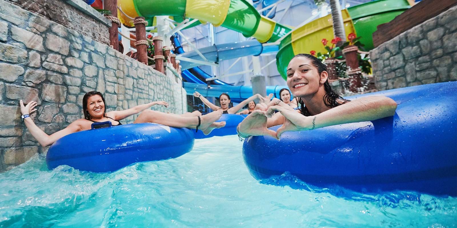 Des visiteurs profitent des piscines de Bora Parc à Valcartier, au Québec