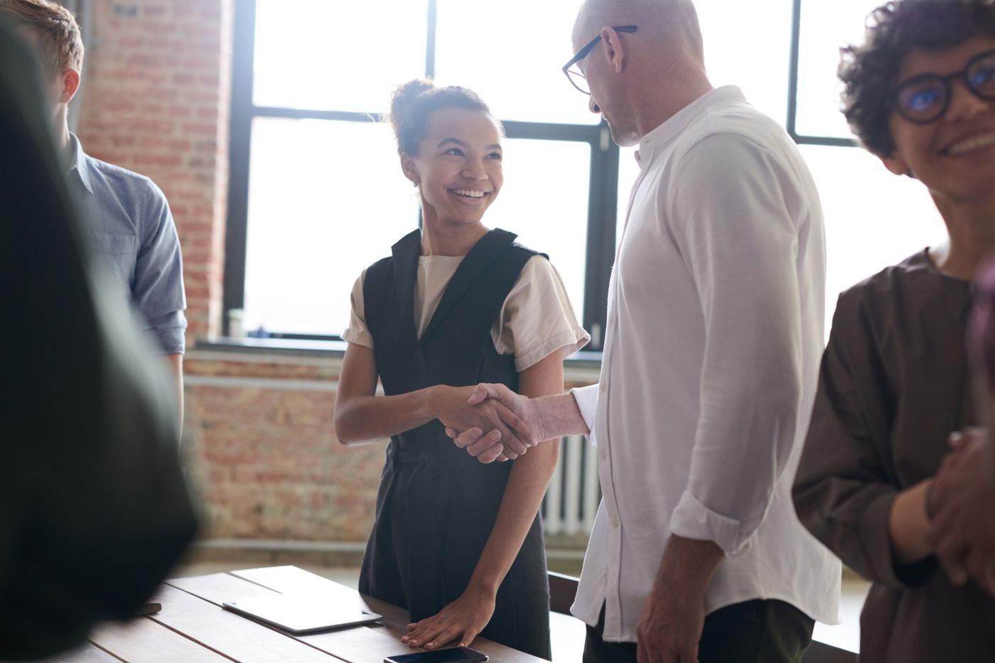 Une femme et un homme se serrent la main pour conclure un accord professionnel
