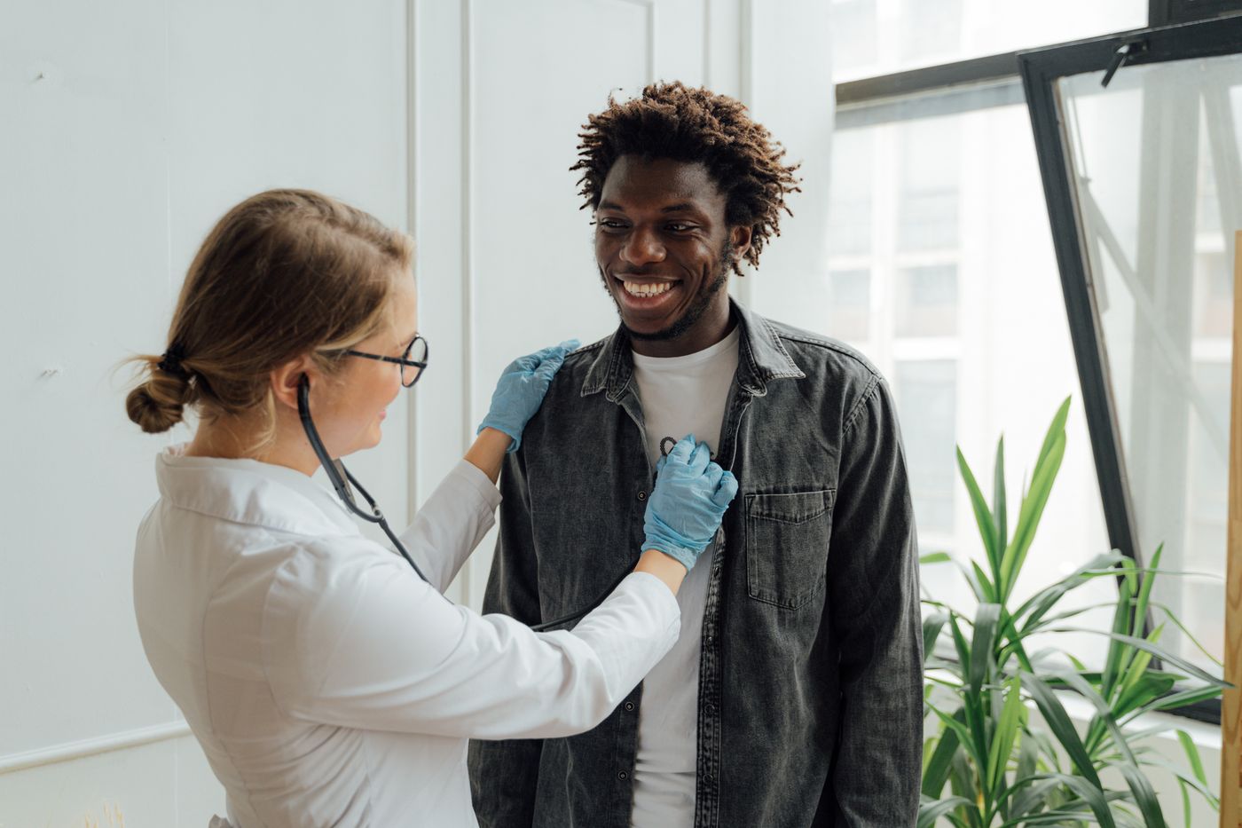 Une médecin examine un patient au stéthoscope