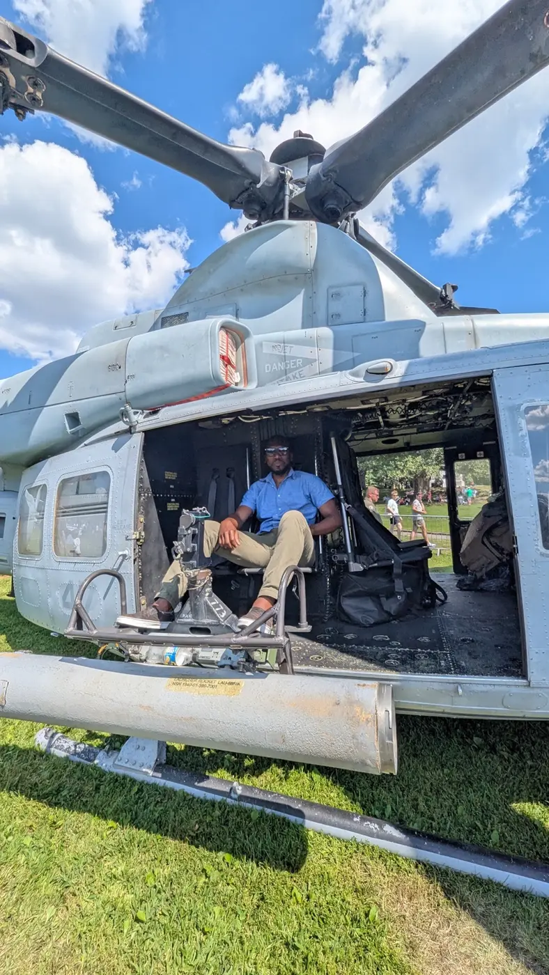 Membre de KadyJet devant un hélicoptère lors d’une exposition à Boston