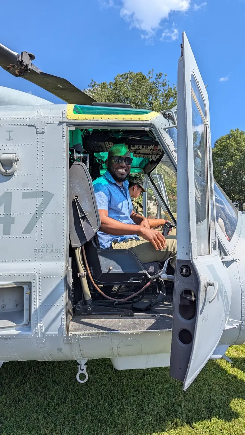 Membre de KadyJet à bord d’un hélicoptère à Boston