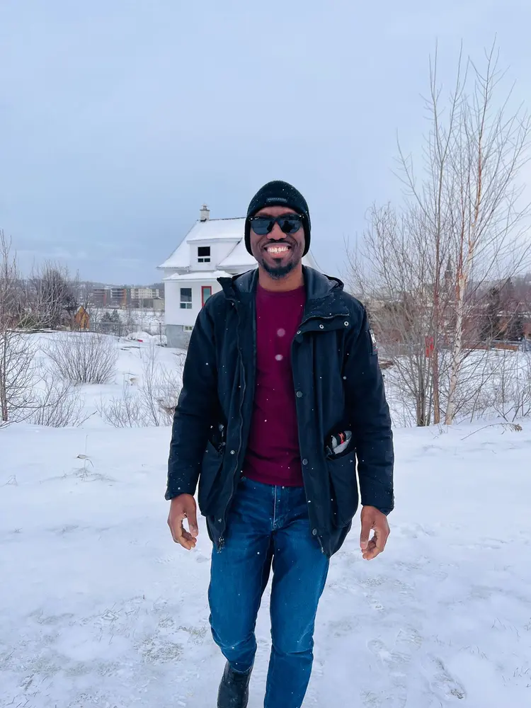 Portrait d’un membre de KadyJet dans un paysage enneigé au Canada
