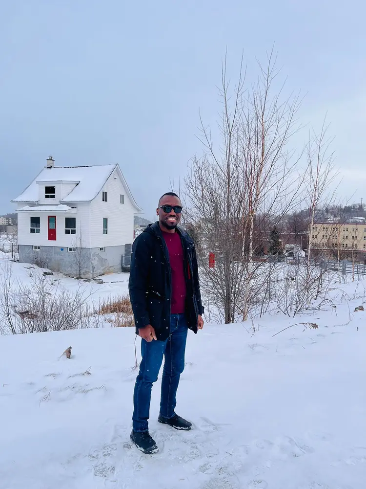 Membre de KadyJet découvrant un paysage d’hiver au Canada