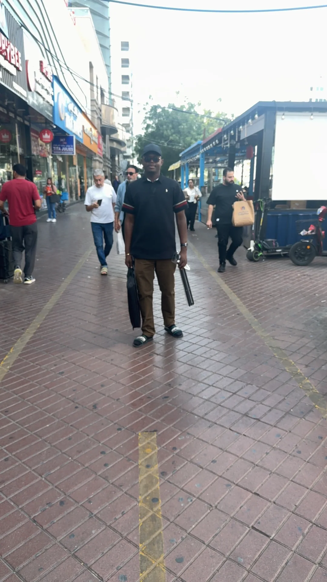 Promenade dans une zone commerçante de Dubaï