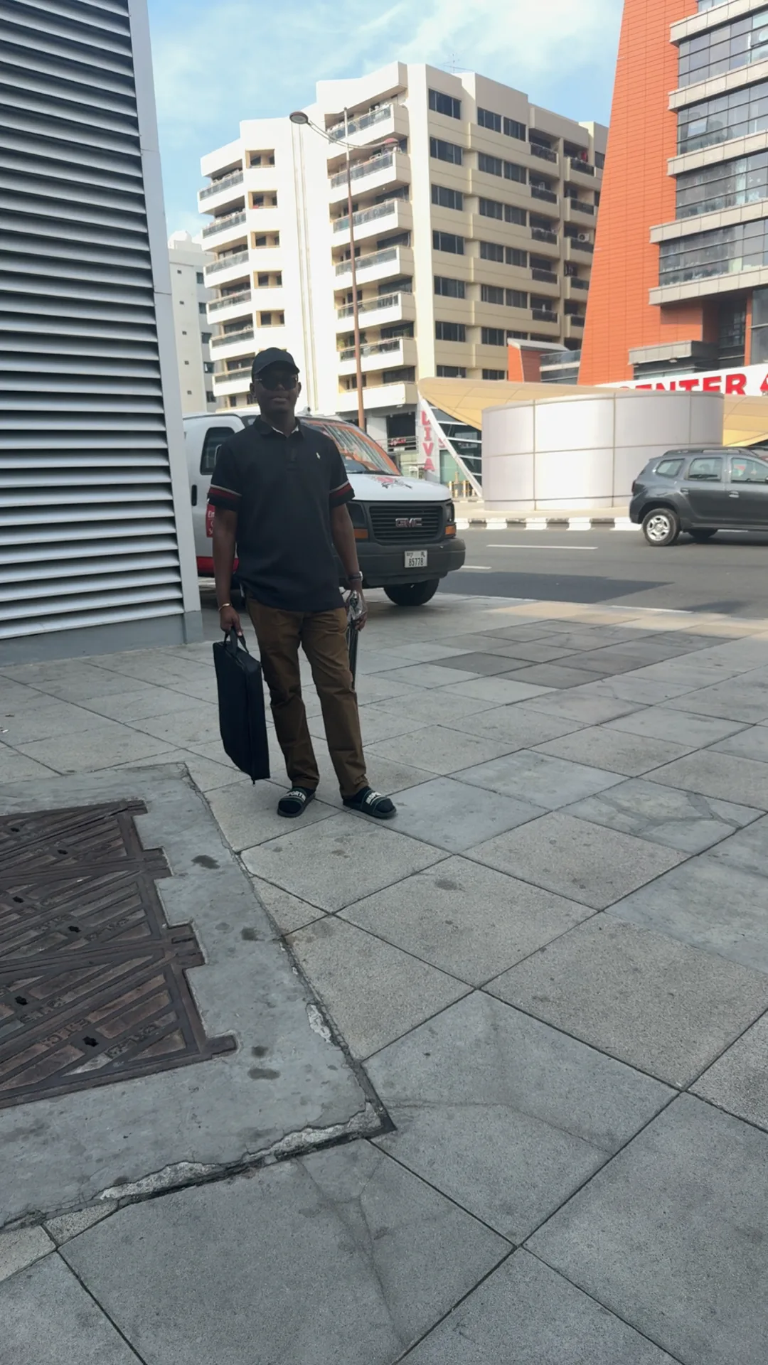 Membre de l’équipe KadyJet devant des immeubles modernes à Dubaï