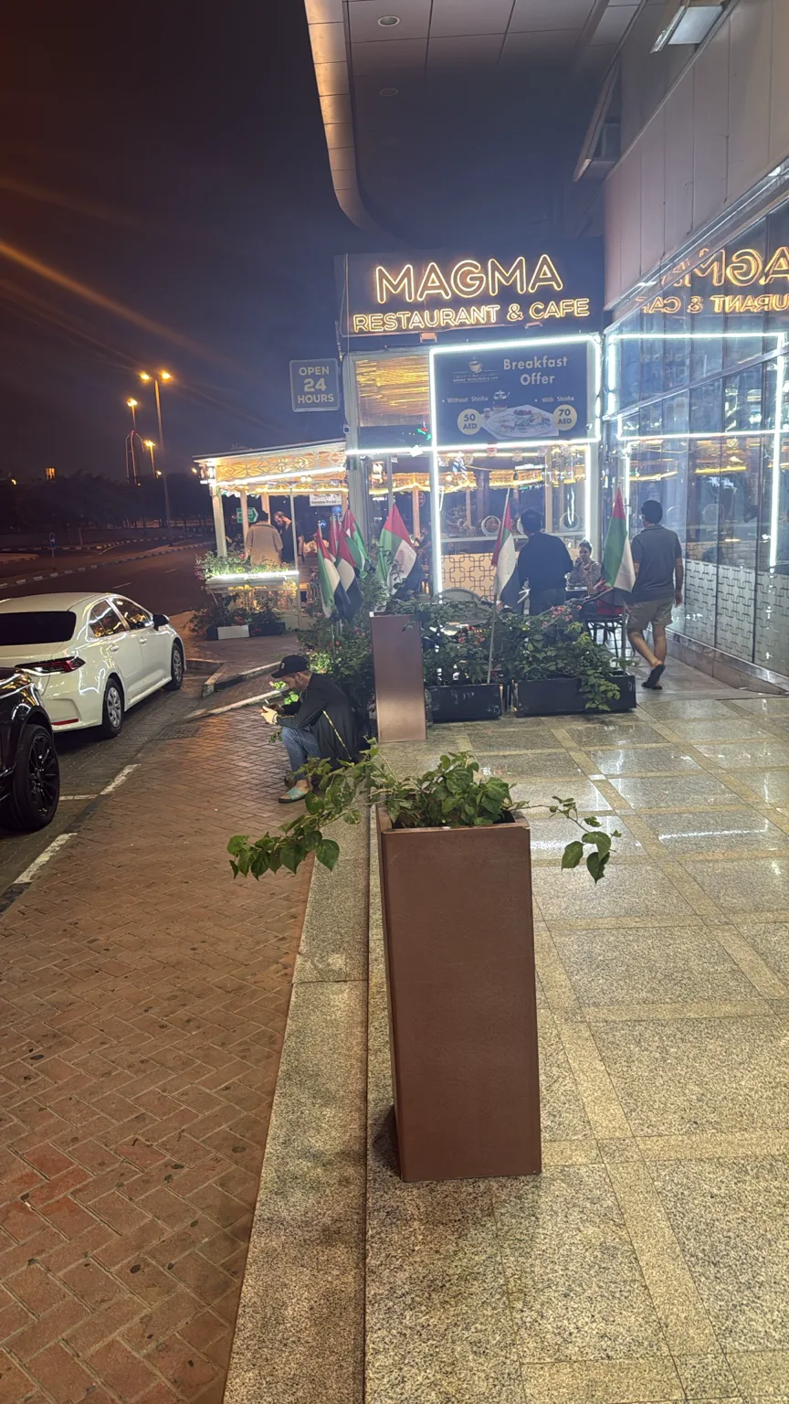 Ambiance nocturne devant un restaurant à Dubaï
