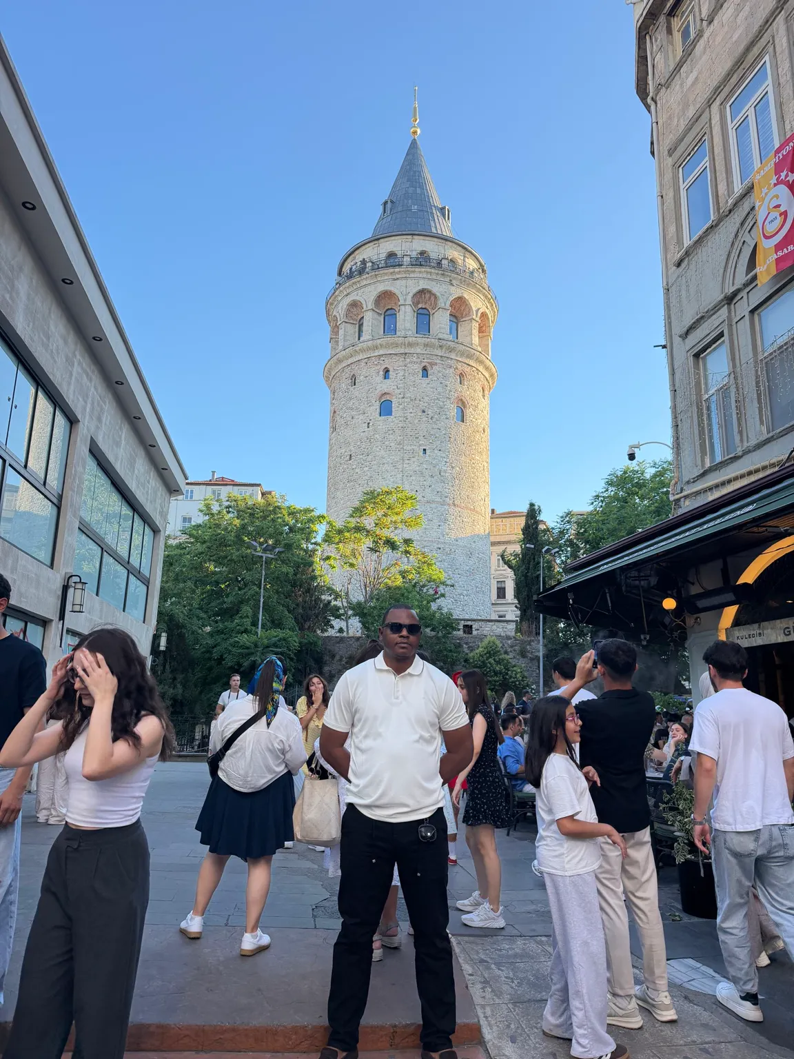 Membre de KadyJet devant la tour de Galata à Istanbul en juillet 2026