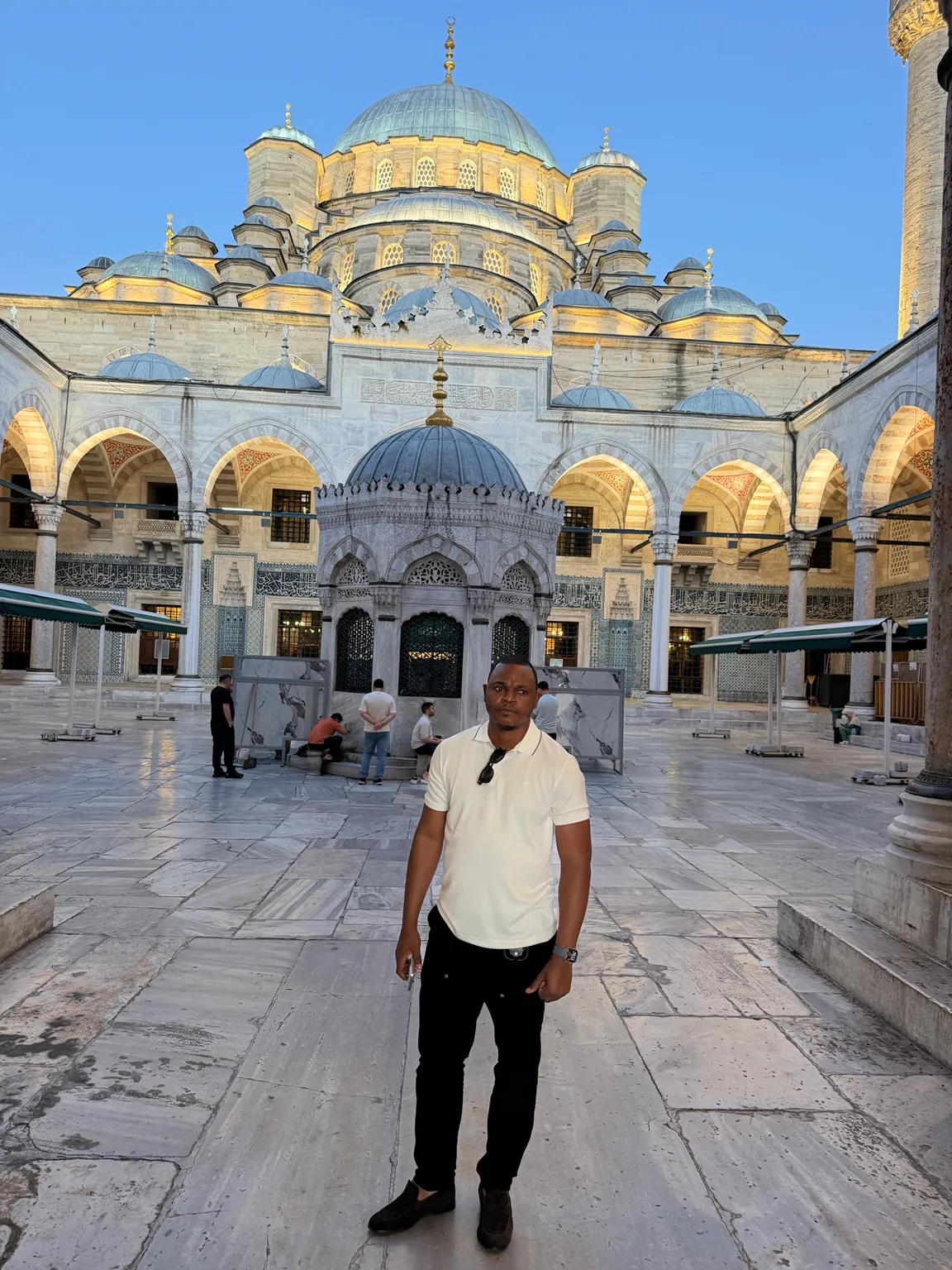 Membre de KadyJet dans la cour d’une mosquée historique à Istanbul