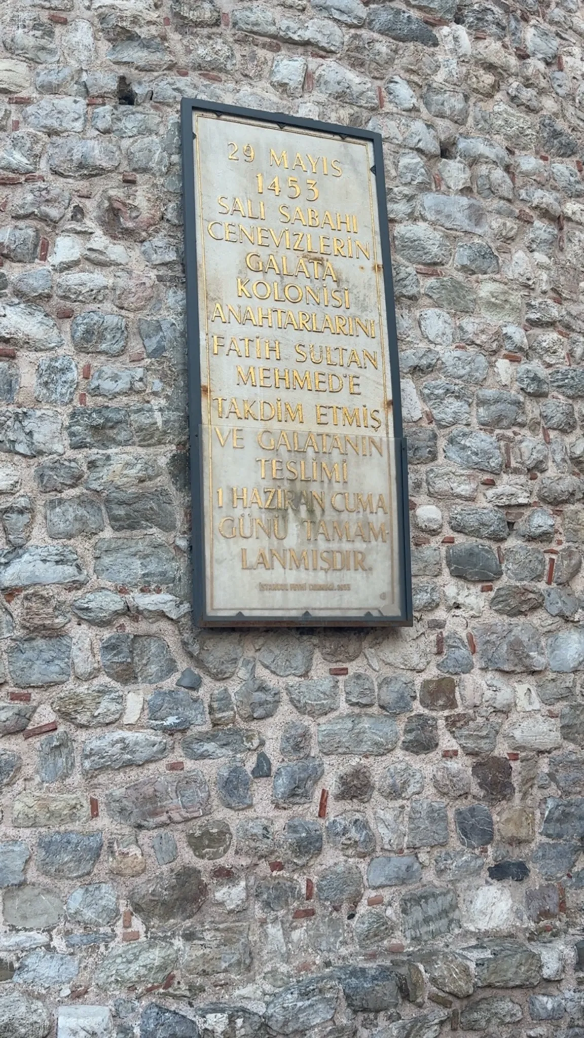 Plaque historique sur les murs de la tour de Galata à Istanbul