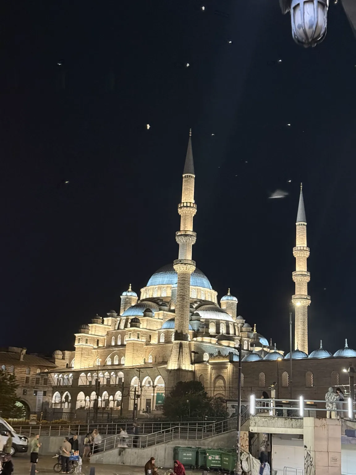 Mosquée illuminée de nuit à Istanbul