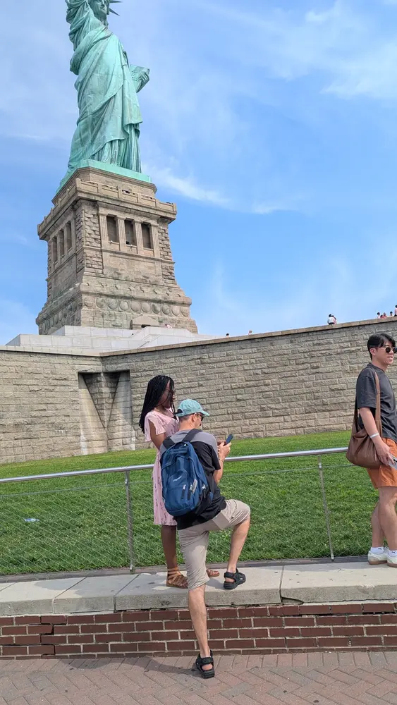 Membre de KadyJet devant la Statue de la Liberté à New York